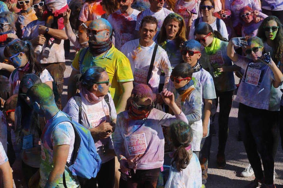 Han sido muchas las familias con niños que se han animado así a empezar el Día de Andalucía corriendo entre polvos de colores. En total, más de 4.000 personas