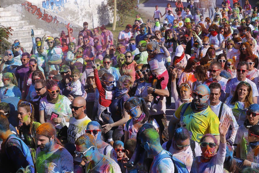 Han sido muchas las familias con niños que se han animado así a empezar el Día de Andalucía corriendo entre polvos de colores. En total, más de 4.000 personas