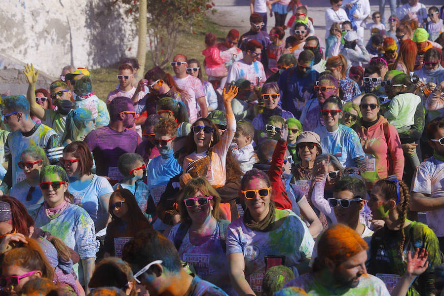 Han sido muchas las familias con niños que se han animado así a empezar el Día de Andalucía corriendo entre polvos de colores. En total, más de 4.000 personas