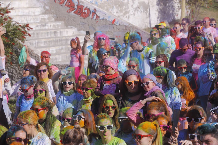 Han sido muchas las familias con niños que se han animado así a empezar el Día de Andalucía corriendo entre polvos de colores. En total, más de 4.000 personas