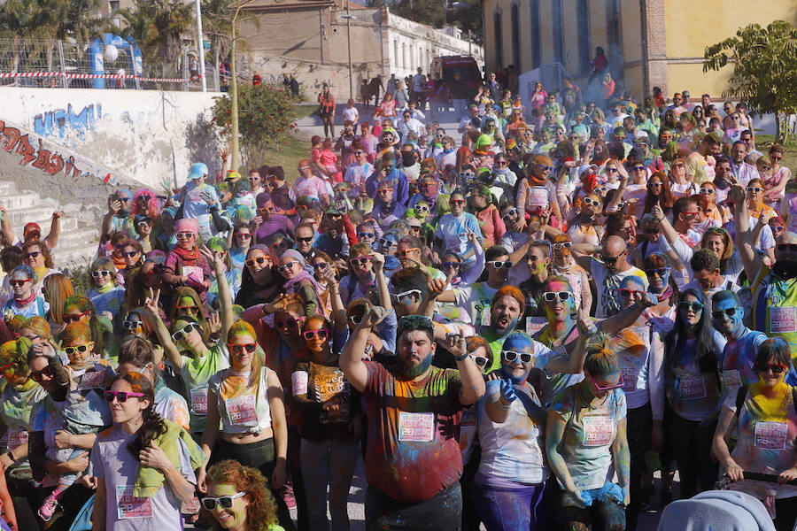 Han sido muchas las familias con niños que se han animado así a empezar el Día de Andalucía corriendo entre polvos de colores. En total, más de 4.000 personas