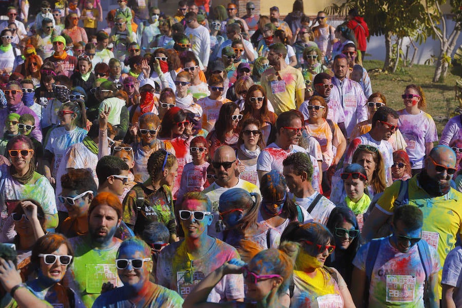 Han sido muchas las familias con niños que se han animado así a empezar el Día de Andalucía corriendo entre polvos de colores. En total, más de 4.000 personas