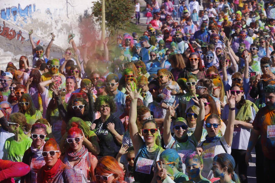 Han sido muchas las familias con niños que se han animado así a empezar el Día de Andalucía corriendo entre polvos de colores. En total, más de 4.000 personas