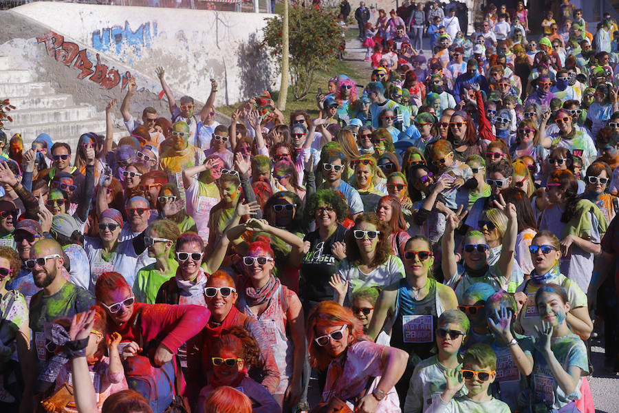 Han sido muchas las familias con niños que se han animado así a empezar el Día de Andalucía corriendo entre polvos de colores. En total, más de 4.000 personas