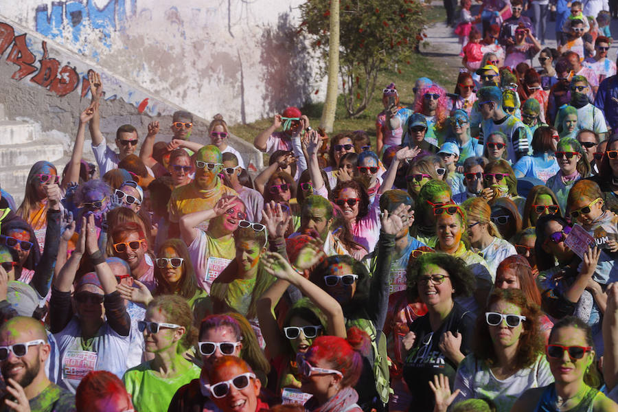 Han sido muchas las familias con niños que se han animado así a empezar el Día de Andalucía corriendo entre polvos de colores. En total, más de 4.000 personas