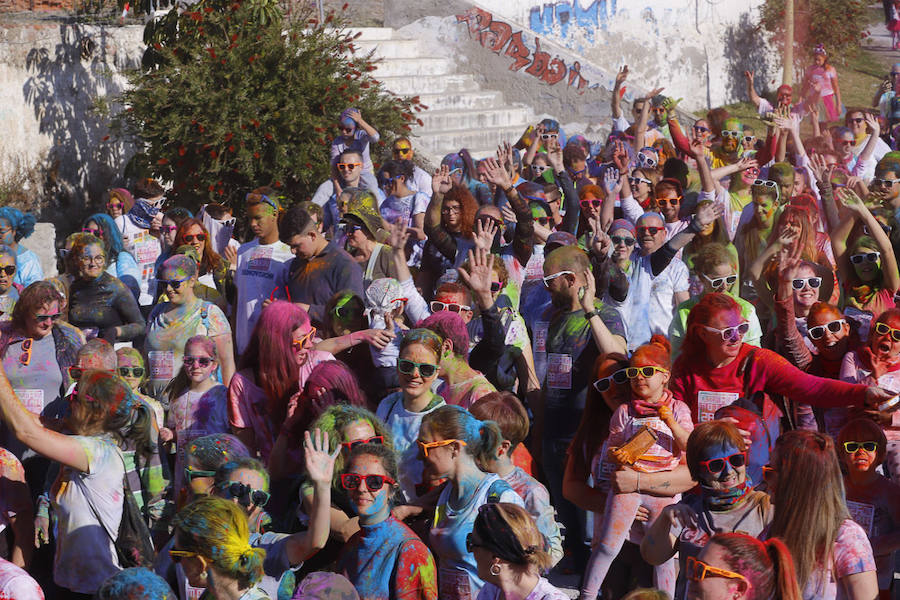 Han sido muchas las familias con niños que se han animado así a empezar el Día de Andalucía corriendo entre polvos de colores. En total, más de 4.000 personas