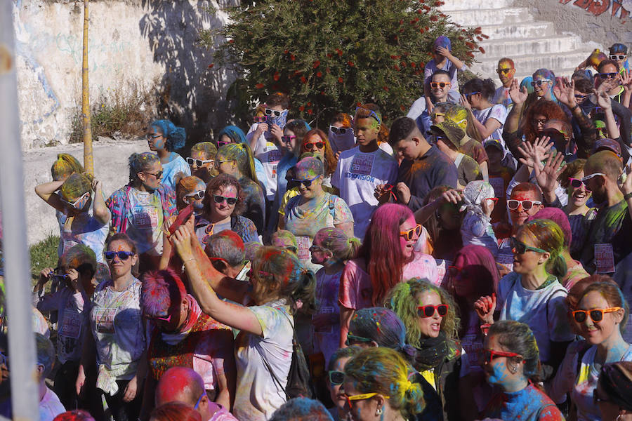 Han sido muchas las familias con niños que se han animado así a empezar el Día de Andalucía corriendo entre polvos de colores. En total, más de 4.000 personas