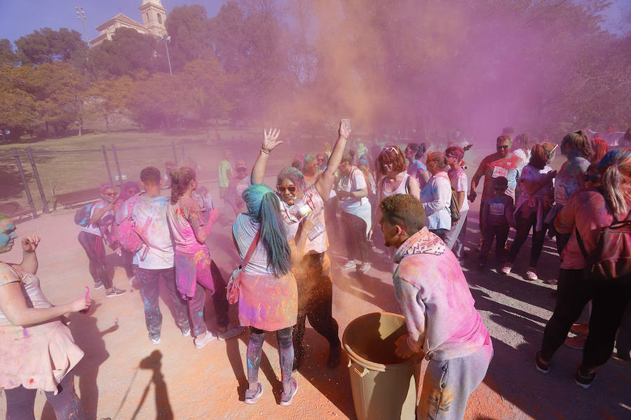 Han sido muchas las familias con niños que se han animado así a empezar el Día de Andalucía corriendo entre polvos de colores. En total, más de 4.000 personas