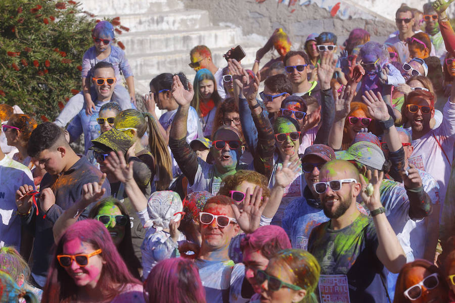 Han sido muchas las familias con niños que se han animado así a empezar el Día de Andalucía corriendo entre polvos de colores. En total, más de 4.000 personas