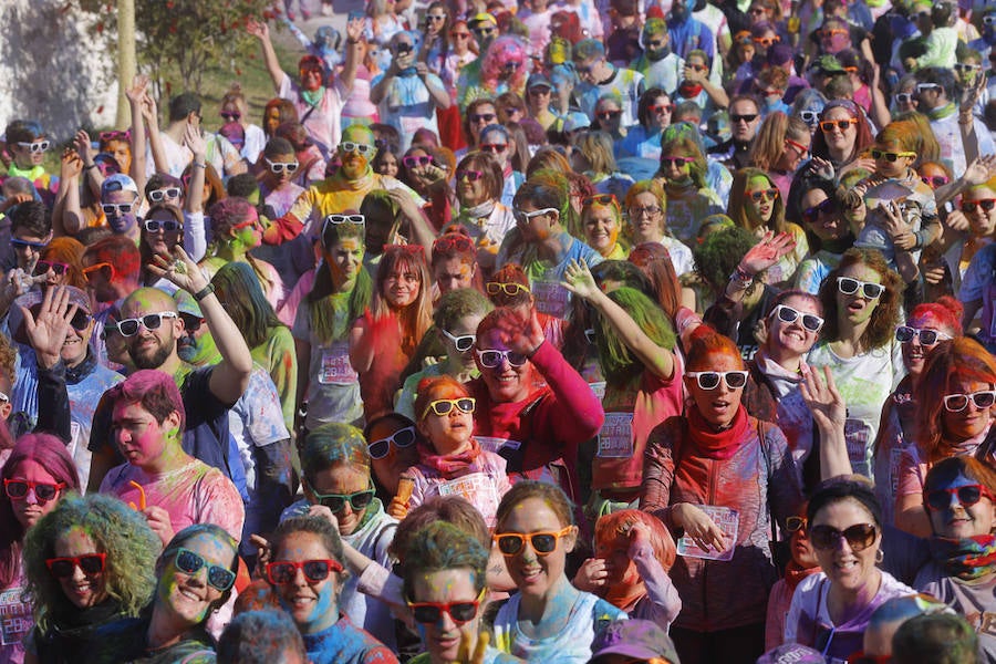 Han sido muchas las familias con niños que se han animado así a empezar el Día de Andalucía corriendo entre polvos de colores. En total, más de 4.000 personas