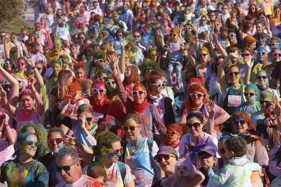 Han sido muchas las familias con niños que se han animado así a empezar el Día de Andalucía corriendo entre polvos de colores. En total, más de 4.000 personas