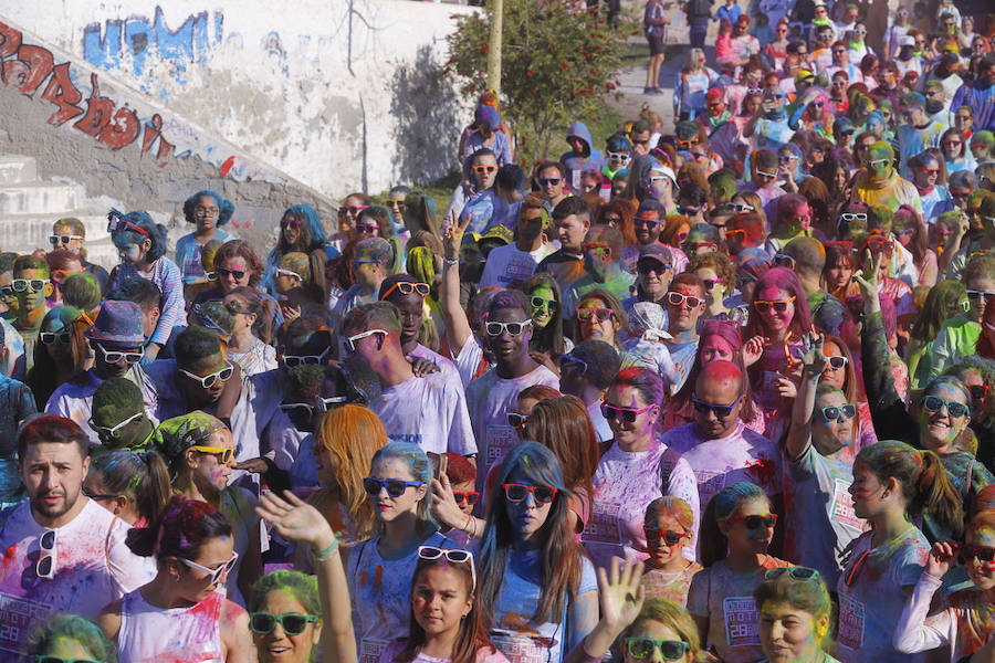 Han sido muchas las familias con niños que se han animado así a empezar el Día de Andalucía corriendo entre polvos de colores. En total, más de 4.000 personas