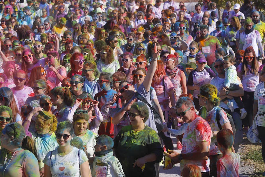 Han sido muchas las familias con niños que se han animado así a empezar el Día de Andalucía corriendo entre polvos de colores. En total, más de 4.000 personas