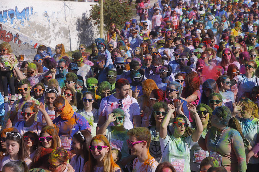 Han sido muchas las familias con niños que se han animado así a empezar el Día de Andalucía corriendo entre polvos de colores. En total, más de 4.000 personas