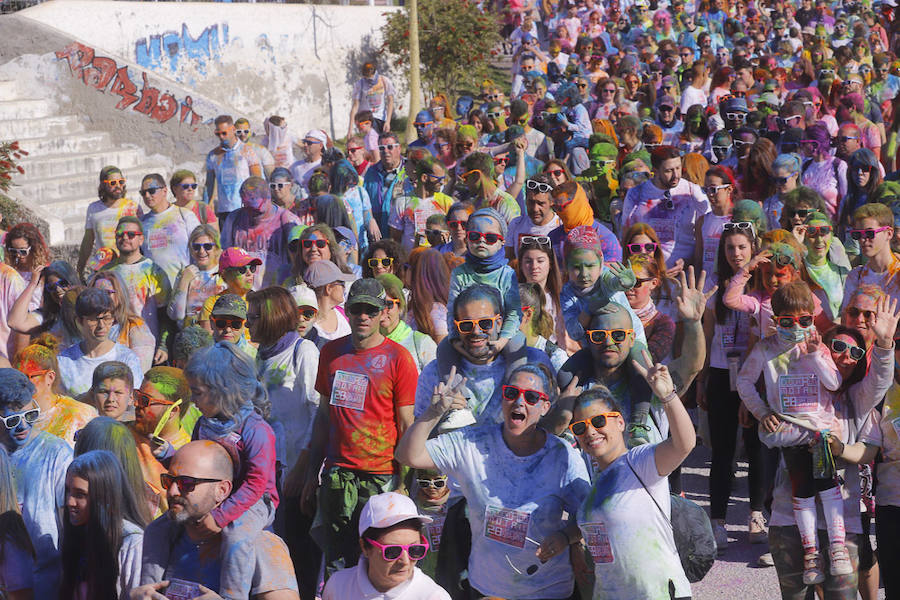 Han sido muchas las familias con niños que se han animado así a empezar el Día de Andalucía corriendo entre polvos de colores. En total, más de 4.000 personas