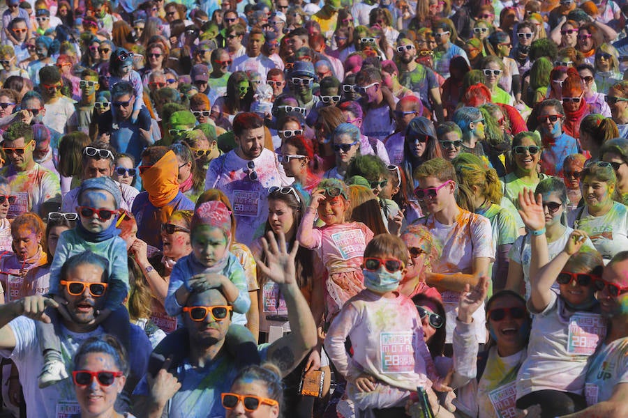 Han sido muchas las familias con niños que se han animado así a empezar el Día de Andalucía corriendo entre polvos de colores. En total, más de 4.000 personas