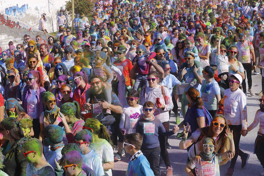 Han sido muchas las familias con niños que se han animado así a empezar el Día de Andalucía corriendo entre polvos de colores. En total, más de 4.000 personas