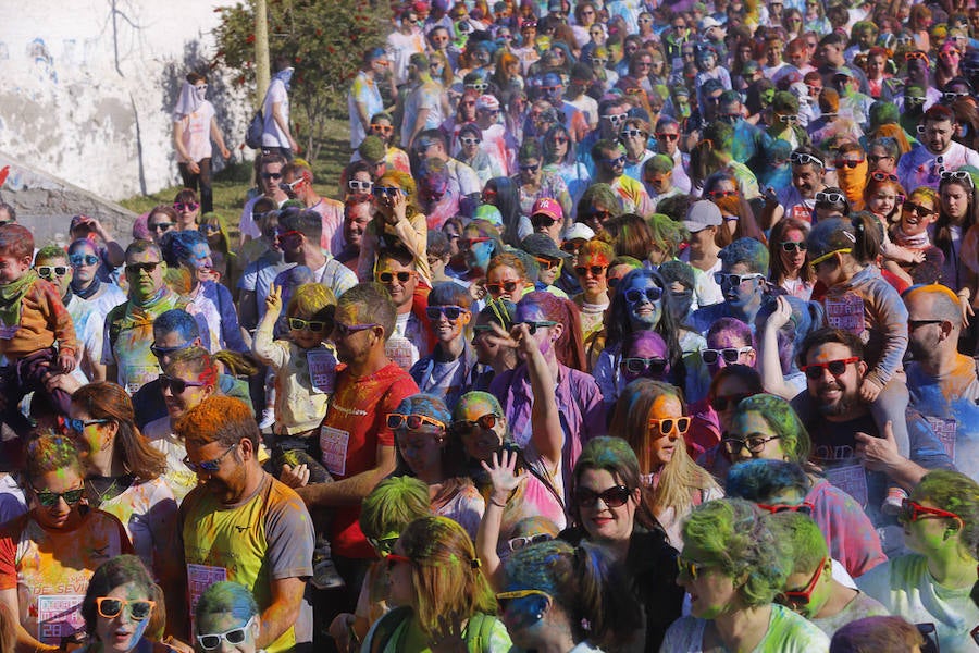 Han sido muchas las familias con niños que se han animado así a empezar el Día de Andalucía corriendo entre polvos de colores. En total, más de 4.000 personas