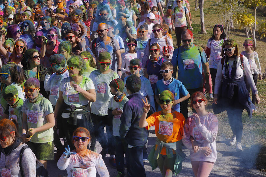 Han sido muchas las familias con niños que se han animado así a empezar el Día de Andalucía corriendo entre polvos de colores. En total, más de 4.000 personas