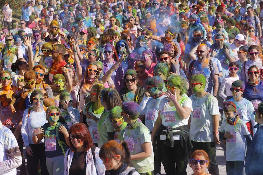 Han sido muchas las familias con niños que se han animado así a empezar el Día de Andalucía corriendo entre polvos de colores. En total, más de 4.000 personas