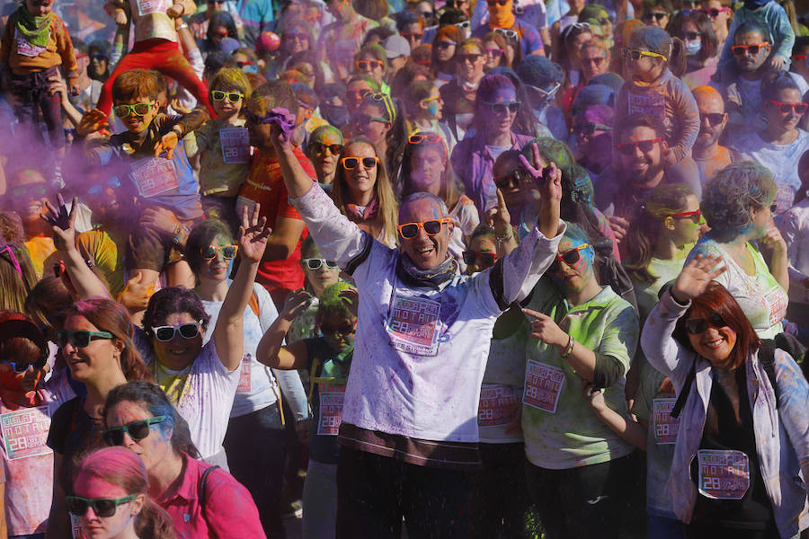 Han sido muchas las familias con niños que se han animado así a empezar el Día de Andalucía corriendo entre polvos de colores. En total, más de 4.000 personas