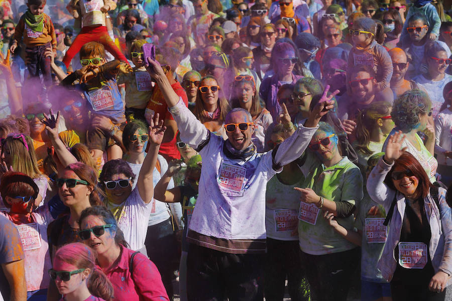 Han sido muchas las familias con niños que se han animado así a empezar el Día de Andalucía corriendo entre polvos de colores. En total, más de 4.000 personas