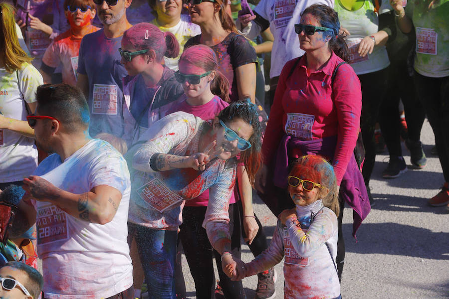 Han sido muchas las familias con niños que se han animado así a empezar el Día de Andalucía corriendo entre polvos de colores. En total, más de 4.000 personas