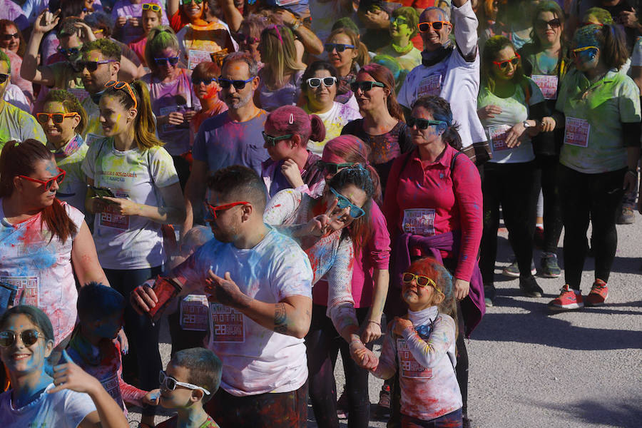 Han sido muchas las familias con niños que se han animado así a empezar el Día de Andalucía corriendo entre polvos de colores. En total, más de 4.000 personas