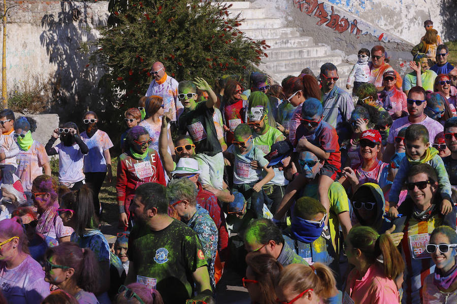 Han sido muchas las familias con niños que se han animado así a empezar el Día de Andalucía corriendo entre polvos de colores. En total, más de 4.000 personas