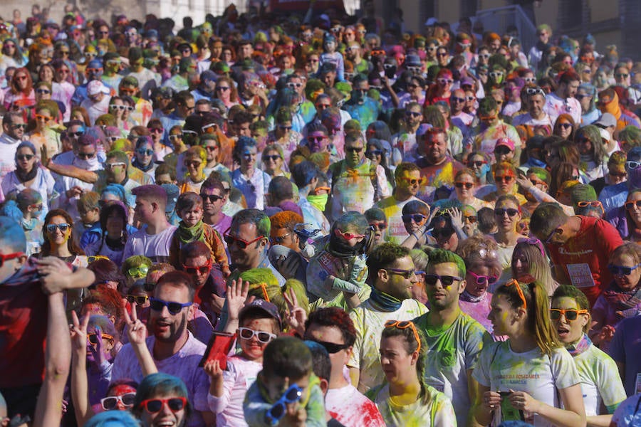 Han sido muchas las familias con niños que se han animado así a empezar el Día de Andalucía corriendo entre polvos de colores. En total, más de 4.000 personas