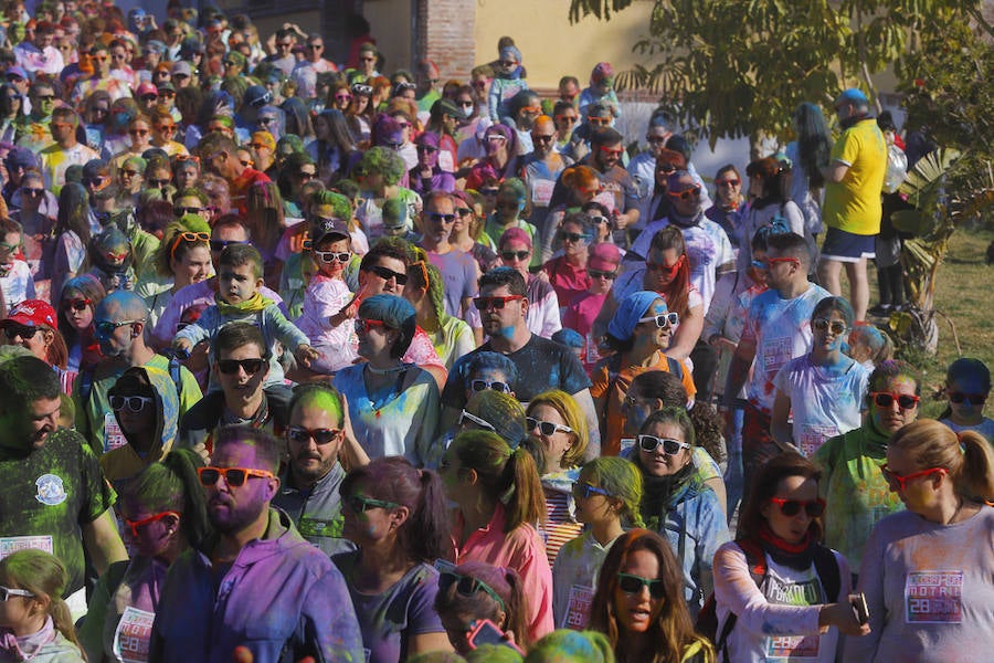 Han sido muchas las familias con niños que se han animado así a empezar el Día de Andalucía corriendo entre polvos de colores. En total, más de 4.000 personas