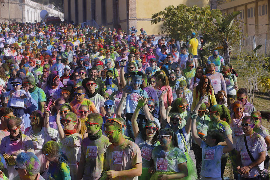 Han sido muchas las familias con niños que se han animado así a empezar el Día de Andalucía corriendo entre polvos de colores. En total, más de 4.000 personas