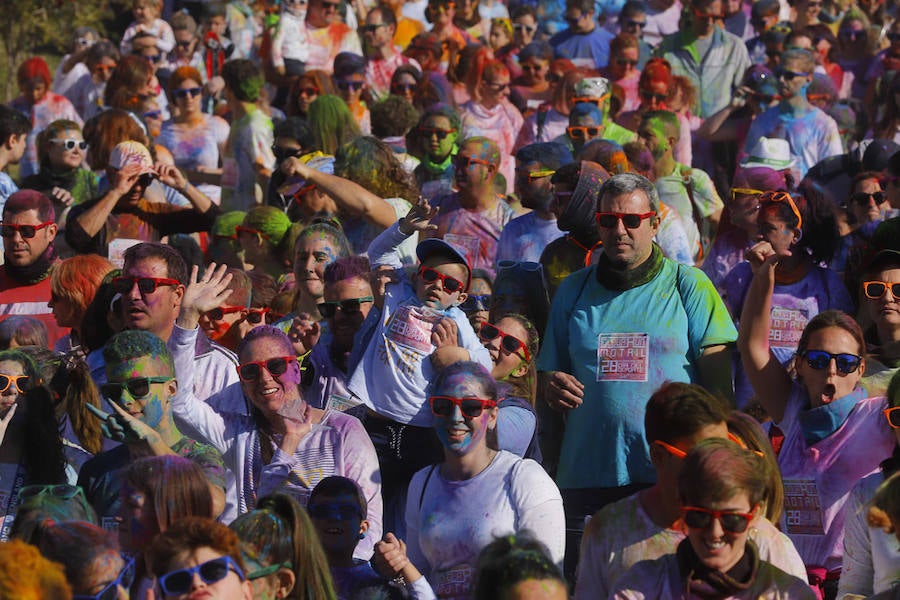 Han sido muchas las familias con niños que se han animado así a empezar el Día de Andalucía corriendo entre polvos de colores. En total, más de 4.000 personas