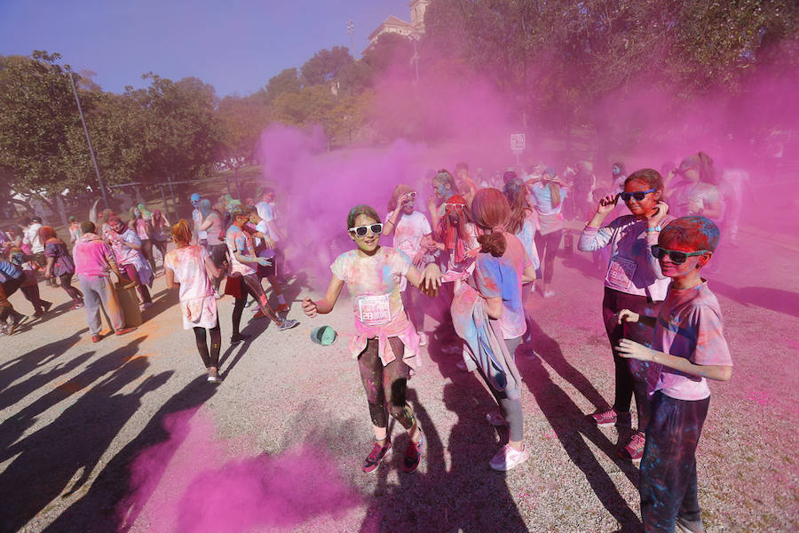 Han sido muchas las familias con niños que se han animado así a empezar el Día de Andalucía corriendo entre polvos de colores. En total, más de 4.000 personas