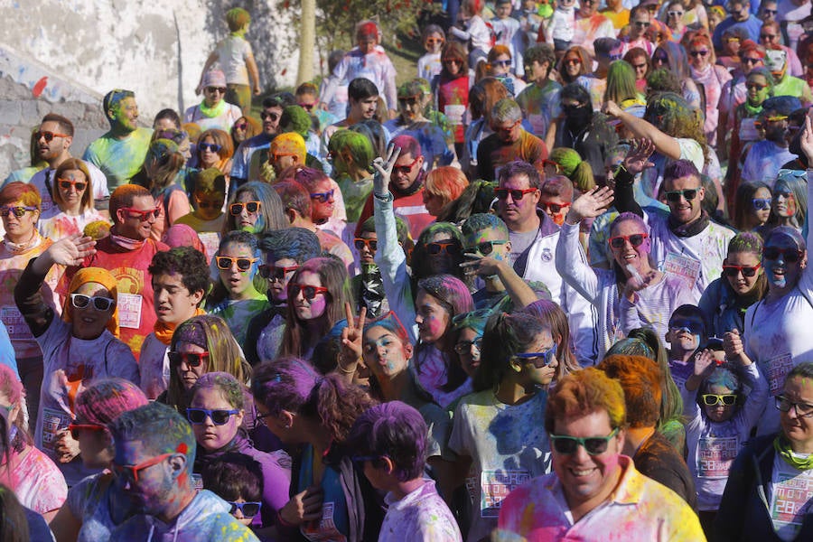 Han sido muchas las familias con niños que se han animado así a empezar el Día de Andalucía corriendo entre polvos de colores. En total, más de 4.000 personas