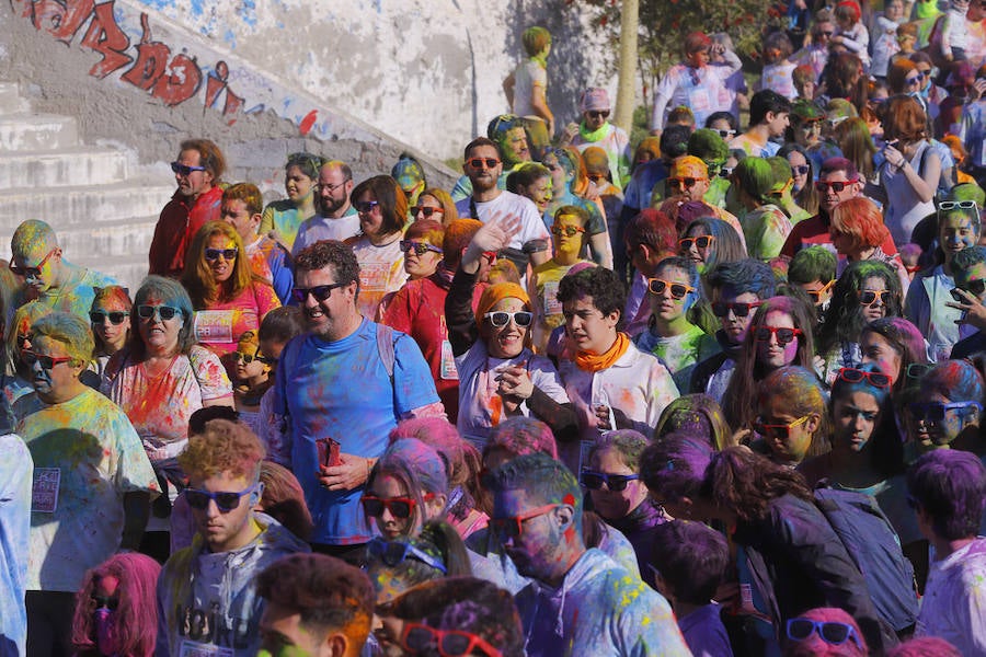 Han sido muchas las familias con niños que se han animado así a empezar el Día de Andalucía corriendo entre polvos de colores. En total, más de 4.000 personas