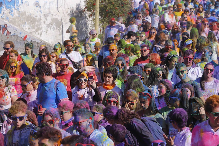 Han sido muchas las familias con niños que se han animado así a empezar el Día de Andalucía corriendo entre polvos de colores. En total, más de 4.000 personas