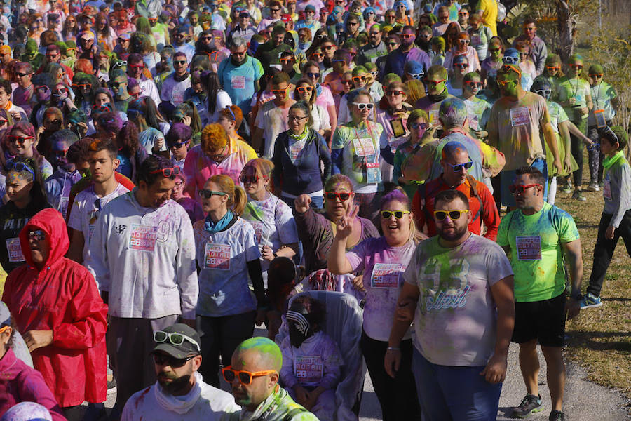 Han sido muchas las familias con niños que se han animado así a empezar el Día de Andalucía corriendo entre polvos de colores. En total, más de 4.000 personas