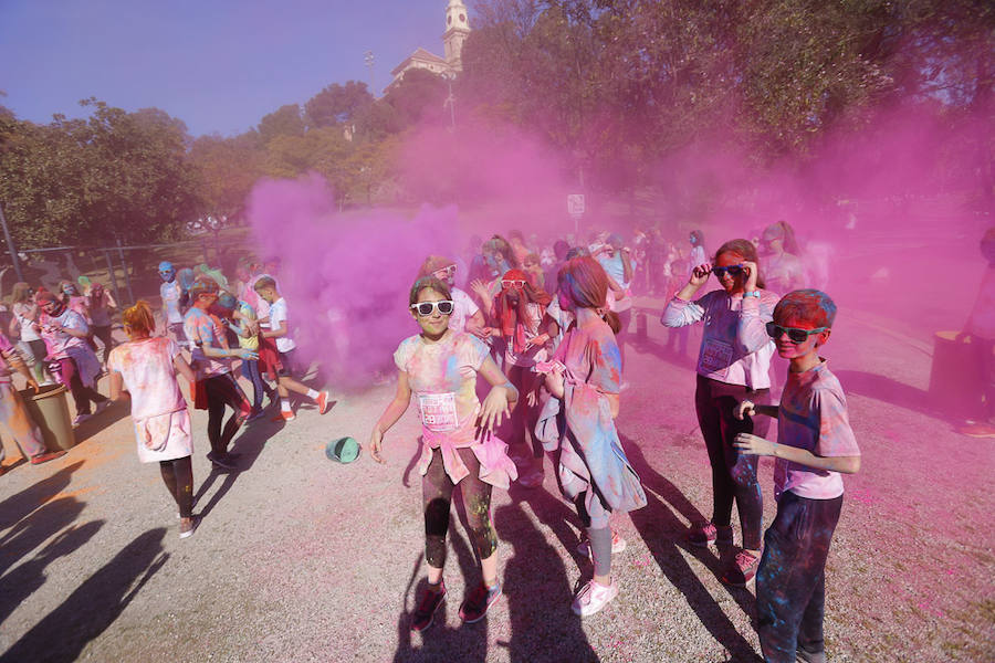 Han sido muchas las familias con niños que se han animado así a empezar el Día de Andalucía corriendo entre polvos de colores. En total, más de 4.000 personas