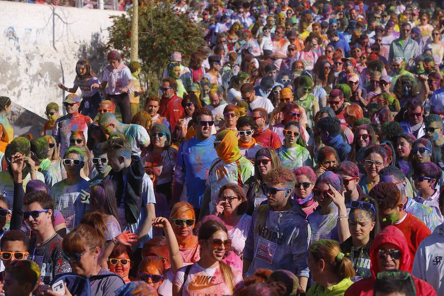 Han sido muchas las familias con niños que se han animado así a empezar el Día de Andalucía corriendo entre polvos de colores. En total, más de 4.000 personas