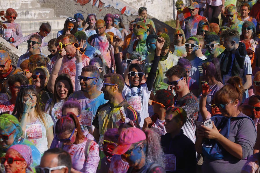 Han sido muchas las familias con niños que se han animado así a empezar el Día de Andalucía corriendo entre polvos de colores. En total, más de 4.000 personas