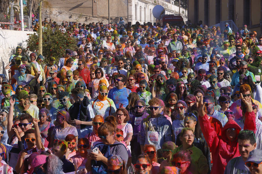 Han sido muchas las familias con niños que se han animado así a empezar el Día de Andalucía corriendo entre polvos de colores. En total, más de 4.000 personas