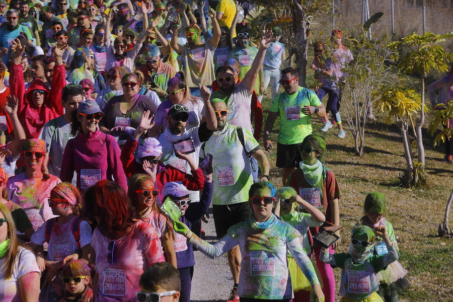 Han sido muchas las familias con niños que se han animado así a empezar el Día de Andalucía corriendo entre polvos de colores. En total, más de 4.000 personas