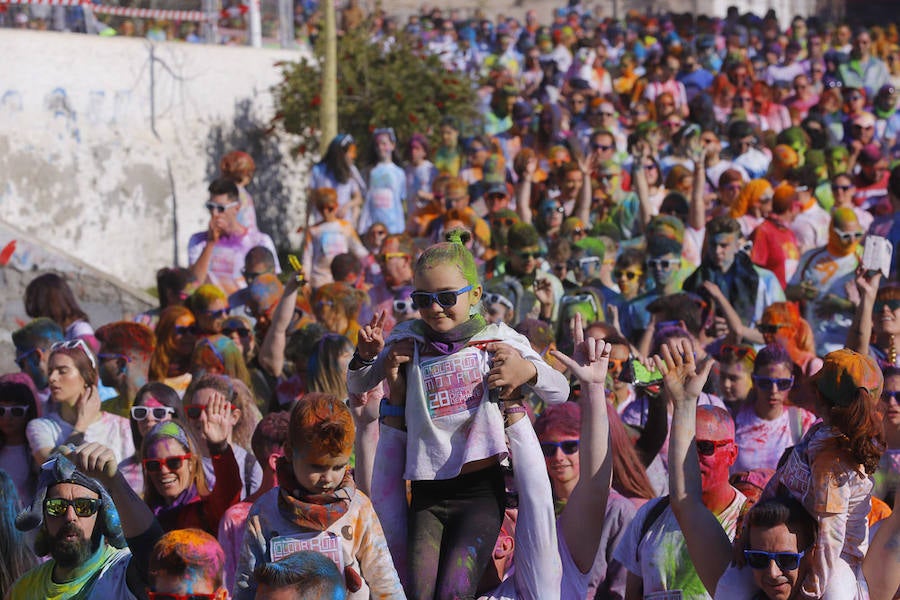 Han sido muchas las familias con niños que se han animado así a empezar el Día de Andalucía corriendo entre polvos de colores. En total, más de 4.000 personas