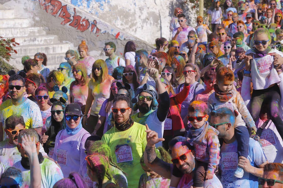 Han sido muchas las familias con niños que se han animado así a empezar el Día de Andalucía corriendo entre polvos de colores. En total, más de 4.000 personas