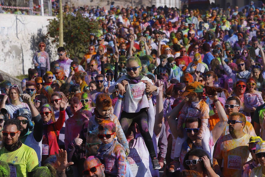 Han sido muchas las familias con niños que se han animado así a empezar el Día de Andalucía corriendo entre polvos de colores. En total, más de 4.000 personas