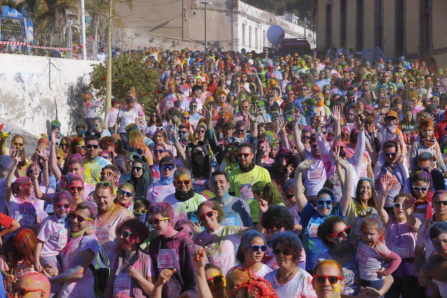 Han sido muchas las familias con niños que se han animado así a empezar el Día de Andalucía corriendo entre polvos de colores. En total, más de 4.000 personas