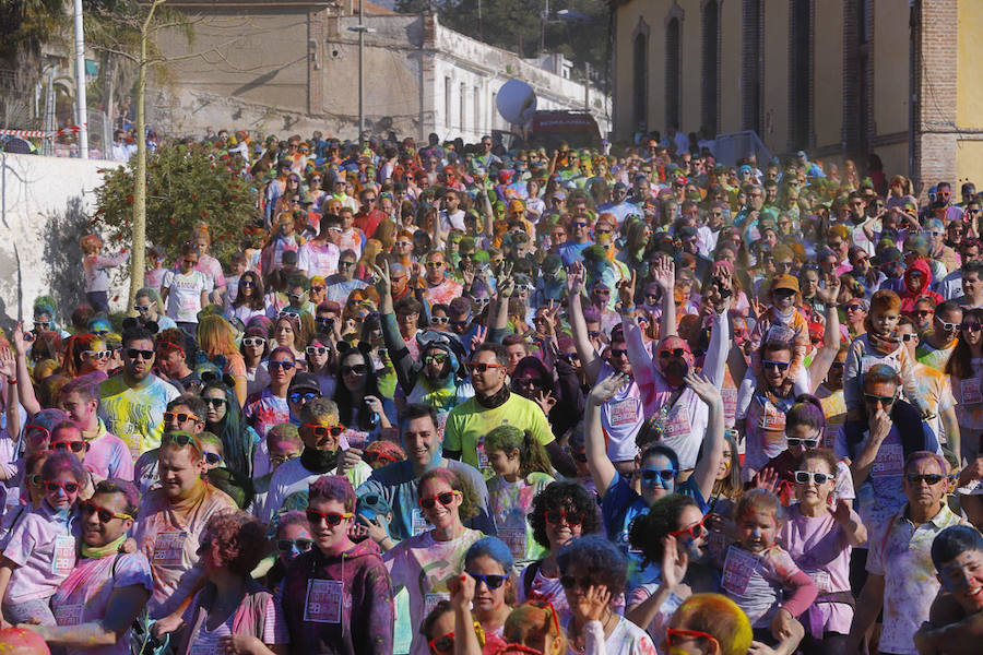 Han sido muchas las familias con niños que se han animado así a empezar el Día de Andalucía corriendo entre polvos de colores. En total, más de 4.000 personas