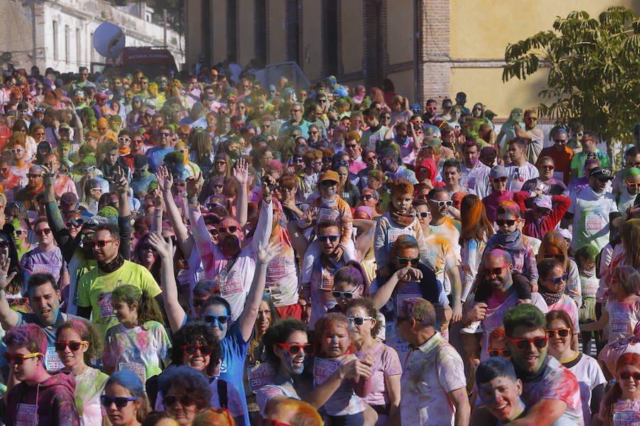 Han sido muchas las familias con niños que se han animado así a empezar el Día de Andalucía corriendo entre polvos de colores. En total, más de 4.000 personas