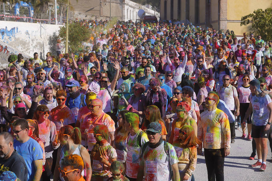 Han sido muchas las familias con niños que se han animado así a empezar el Día de Andalucía corriendo entre polvos de colores. En total, más de 4.000 personas